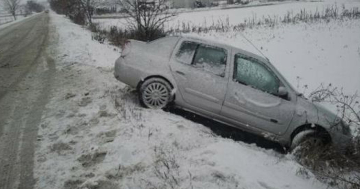 Sătmăreanul a ajuns cu mașina în șanț. O femeie a fost rănită