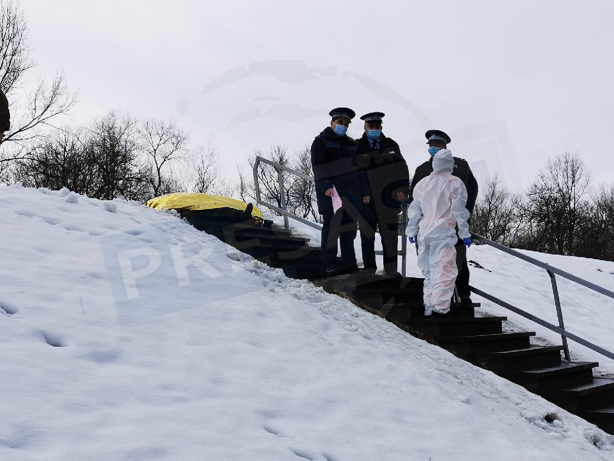 FOTO/VIDEO. Bărbat găsit mort pe digul Someșului, în centrul municipiului Satu Mare