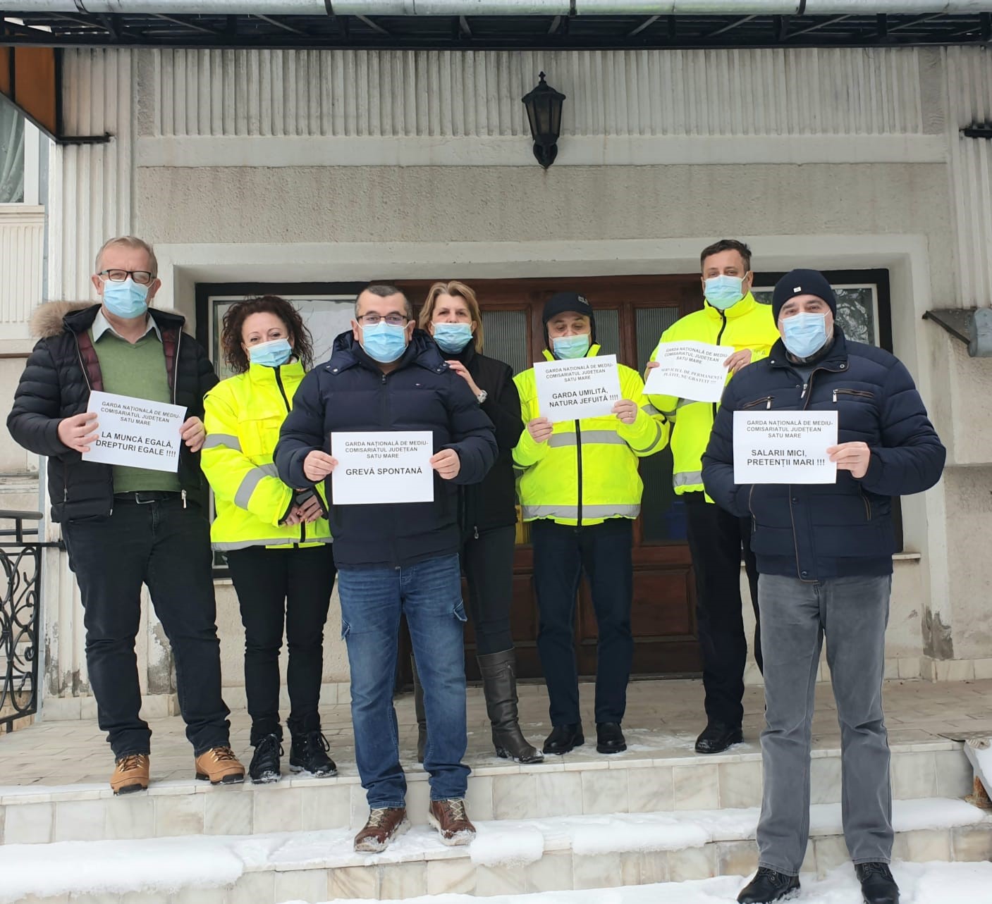 FOTO. Protest spontan la Garda de Mediu Satu Mare: "Gardă umilită, natura jefuită!"