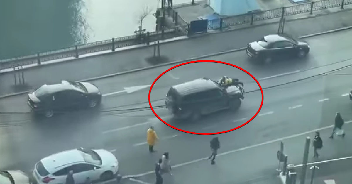 VIDEO. Imagini incredibile în traficul din Capitală. Biciclist luat pe capotă, șofer reținut de polițiști