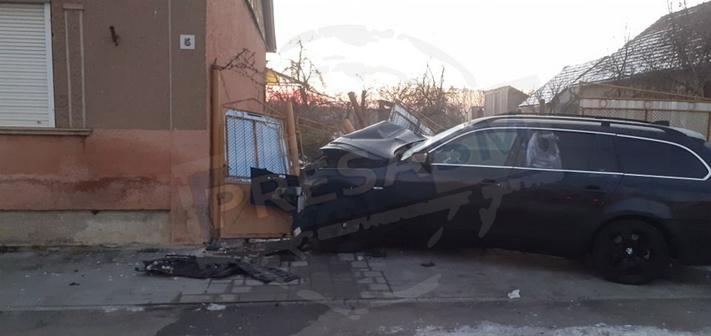 Accident în județul Satu Mare. Alcoolemie uriașă, mașină ”înfiptă” în gardul unei case