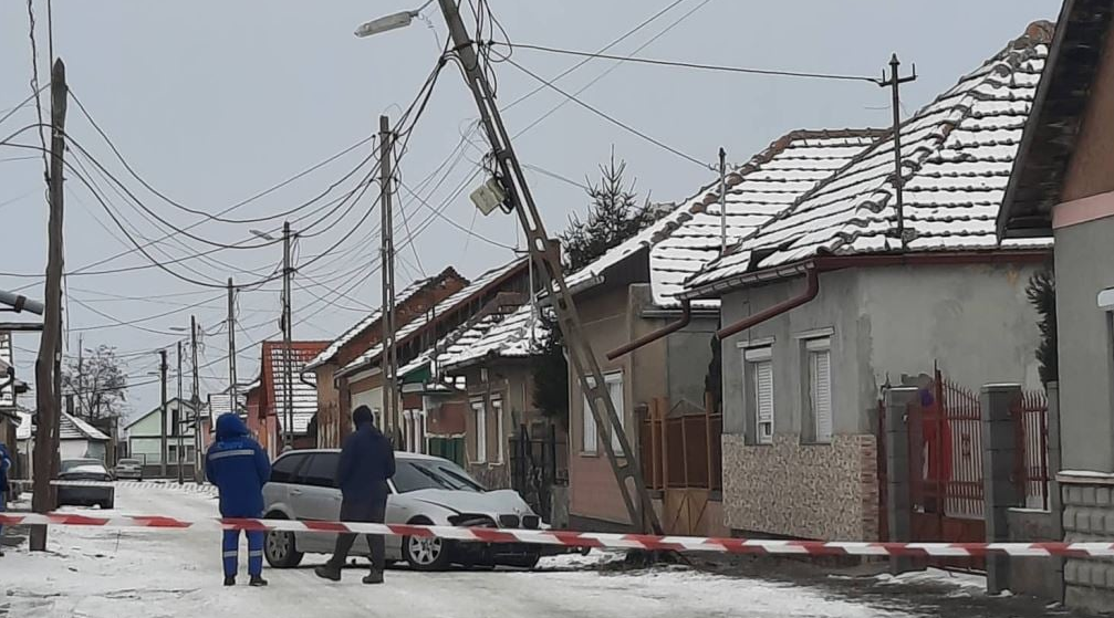 FOTO. Șofer băut, cu permis polonez și BMW, egal stâlp distrus. Accident la Carei