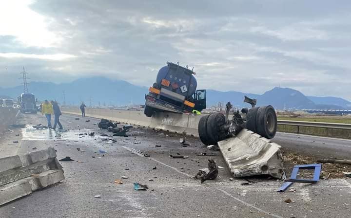 FOTO. Accident spectaculos în Brașov. S-a urcat cu cisterna pe un parapet