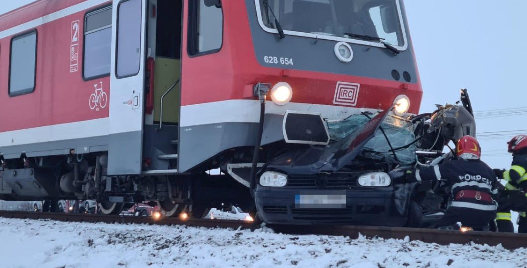 Mașină lovită de tren în județul Satu Mare. Angajații CFR, supărați pe Poliție