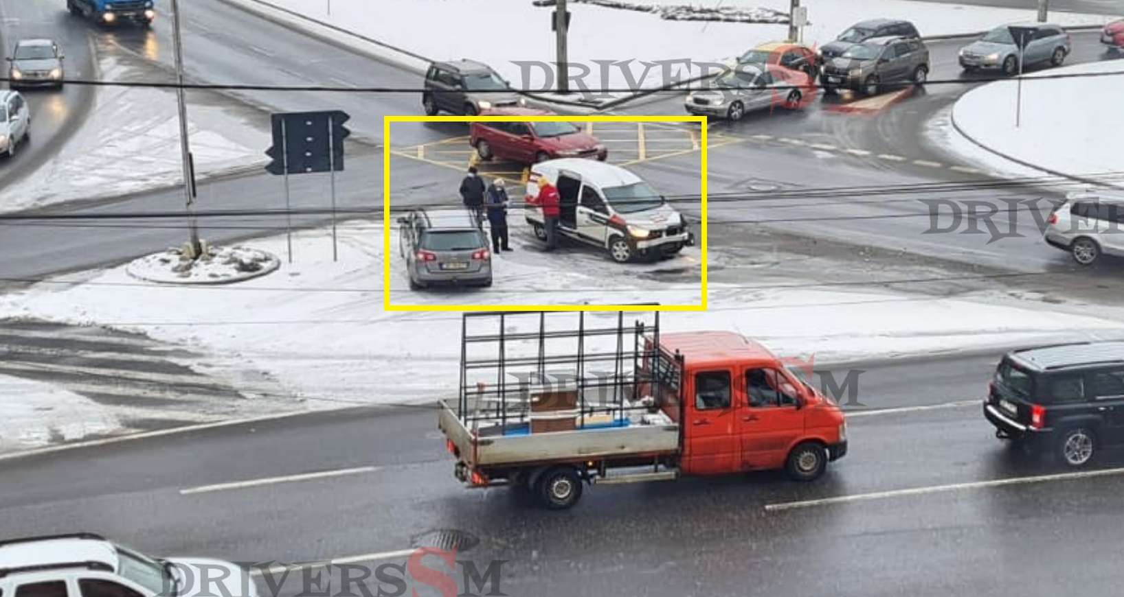 FOTO. Un nou accident în sensul fără sens din Piața Romană, în municipiul Satu Mare