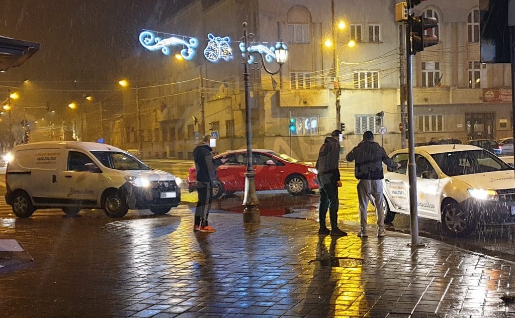 FOTOGALERIE. Accident ”livrat” în centrul Sătmarului. Coliziune între mașina de pizza și o altă mașină