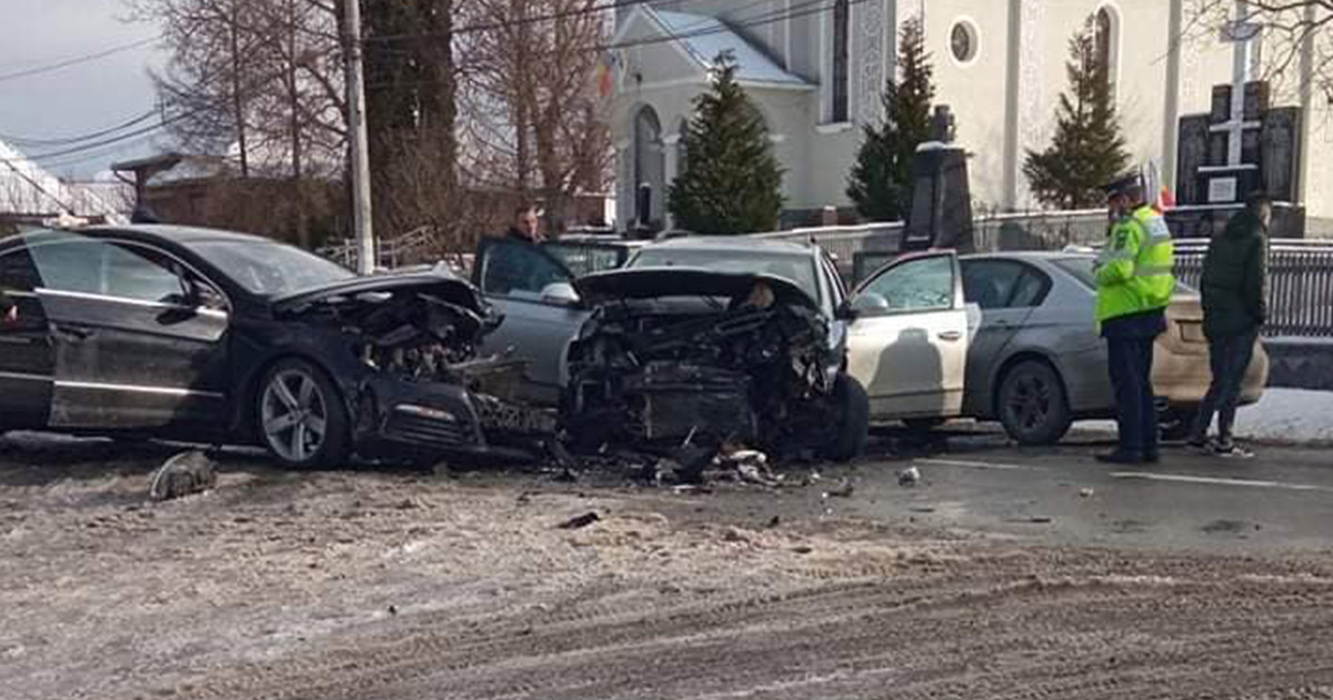 FOTO. Un tânăr sătmărean a provocat un accident în lanț. A intrat cu mașina pe contrasens. Inclusiv un copil a fost rănit