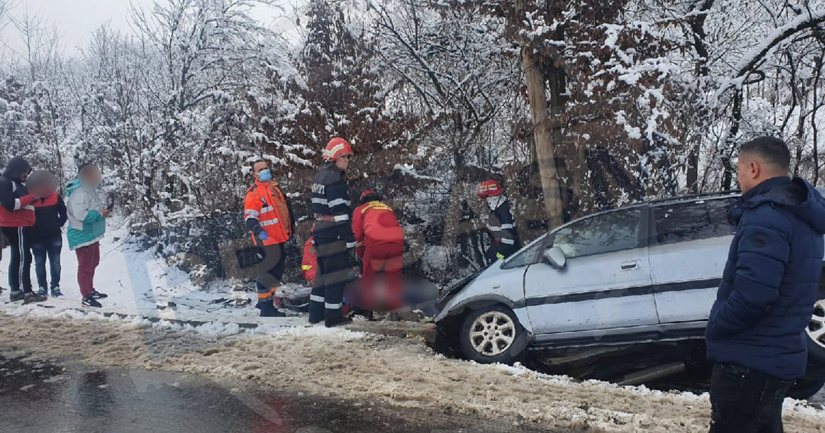 FOTOGALERIE. Accident mortal! O mașină s-a oprit într-un cap de pod la limita județului Satu Mare