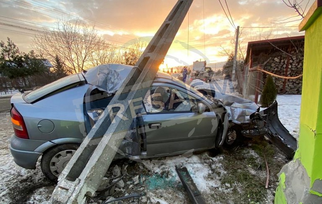 FOTOGALERIE. Un șofer începător a spulberat un stâlp, în Păulești. Dus la Urgență