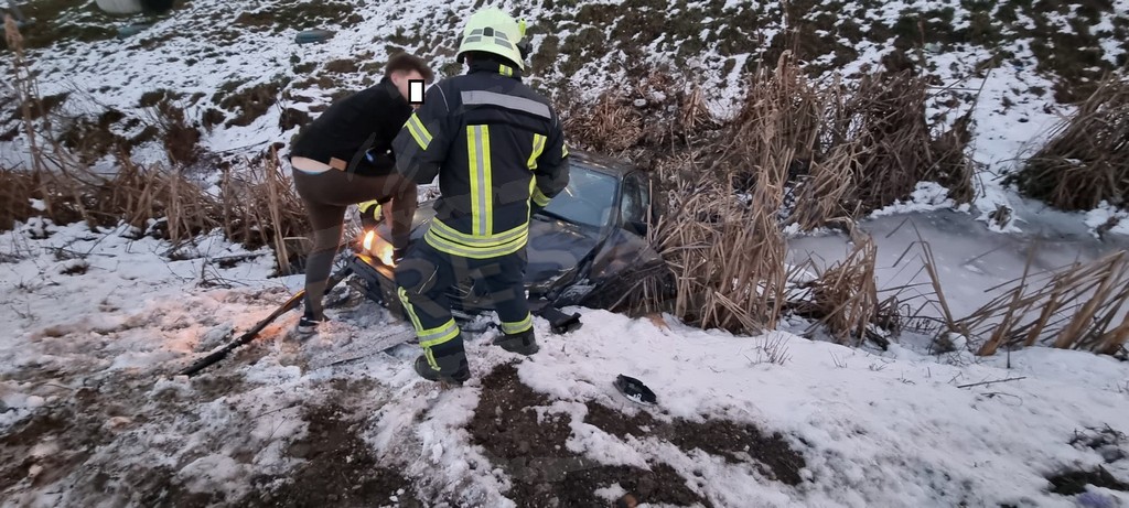 FOTÓGALÉRIA! Árokba csúszott a sebességmániás fiatal BMW-je