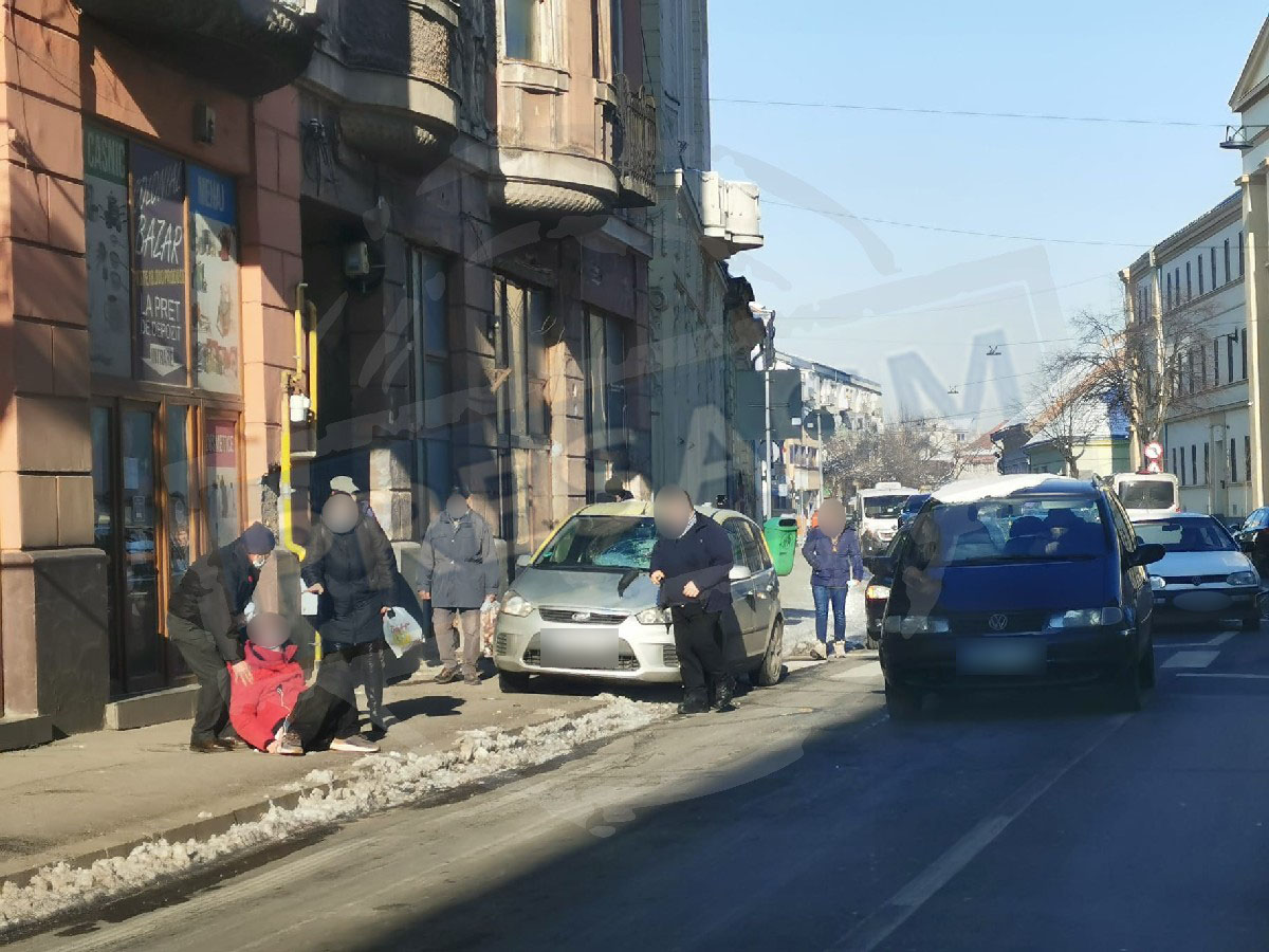 FOTO. Sătmărean lovit de mașină. A fost luat pe capotă chiar pe trecerea de pietoni