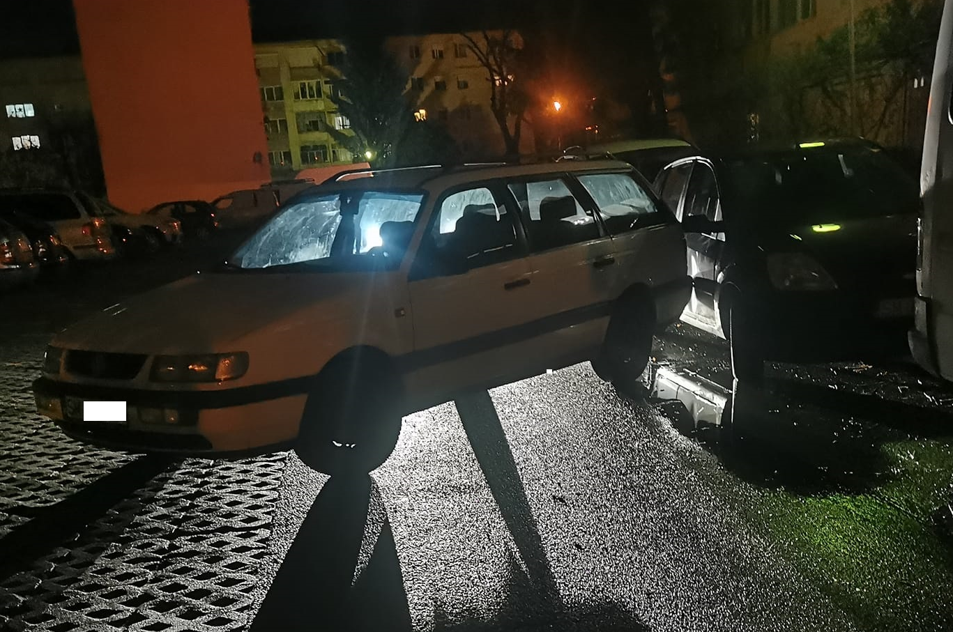 FOTO. Accident în Satu Mare. A uitat de frână, mașina s-a oprit în alt vehicul