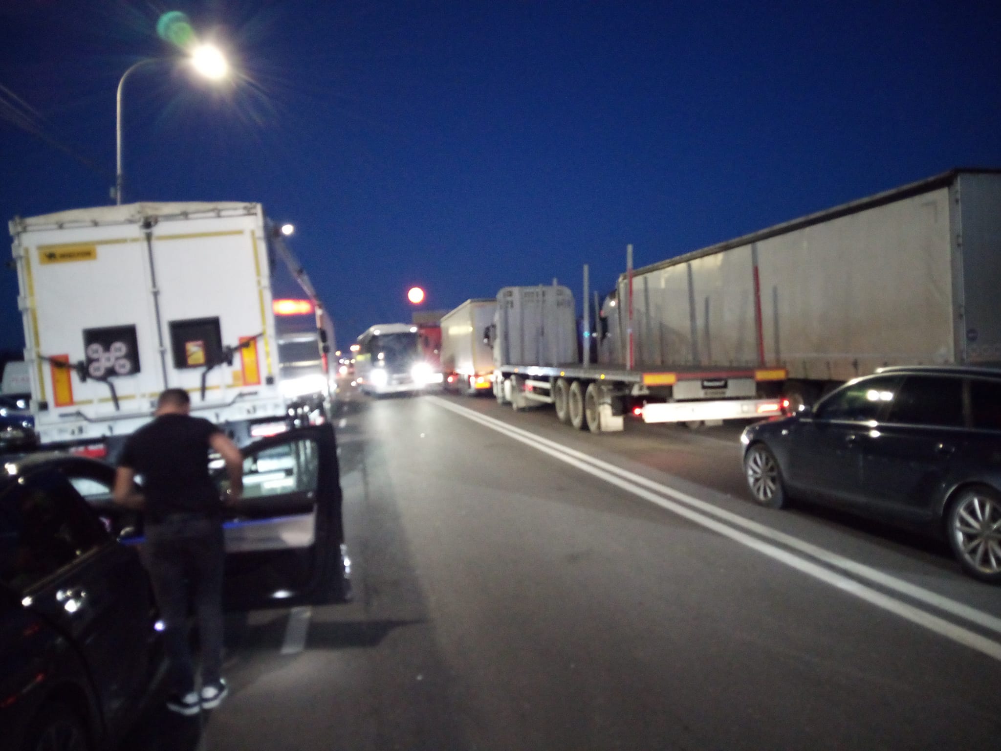 VIDEO. Scandal între șoferii de TIR și polițiștii de frontieră/jandarmi în Vama Petea. Claxoane și avertismente