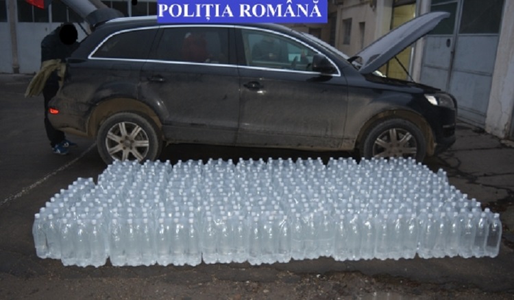 Bunic din Oaș prins cu sute de flacoane cu pălincă. Polițiștii i le-au confiscat pe toate