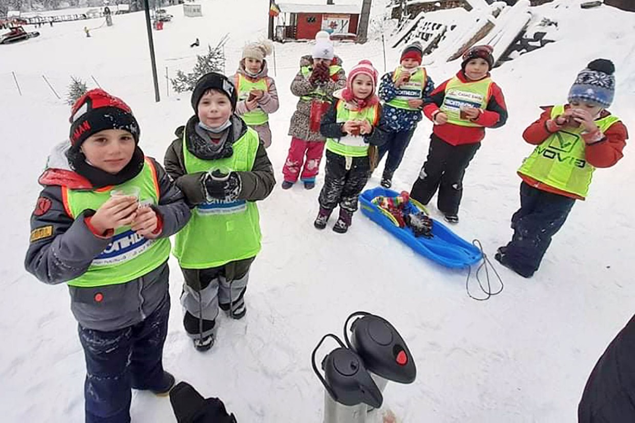 FOTO. Weekend unic pentru mai mulți copii vulnerabili din Satu Mare. Pe pârtie, alături de Caiac Smile
