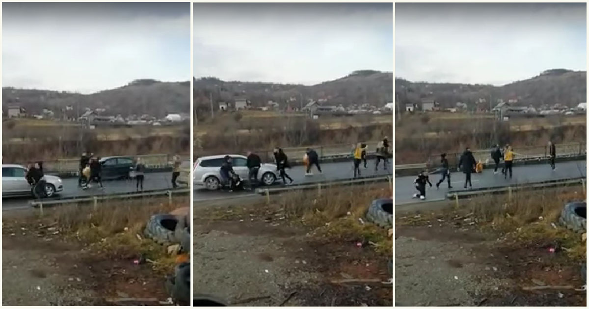 VIDEO. S-au luat la bătaie în plin trafic. Șoferi s-au încăierat pentru că unul nu ar fi dat prioritate