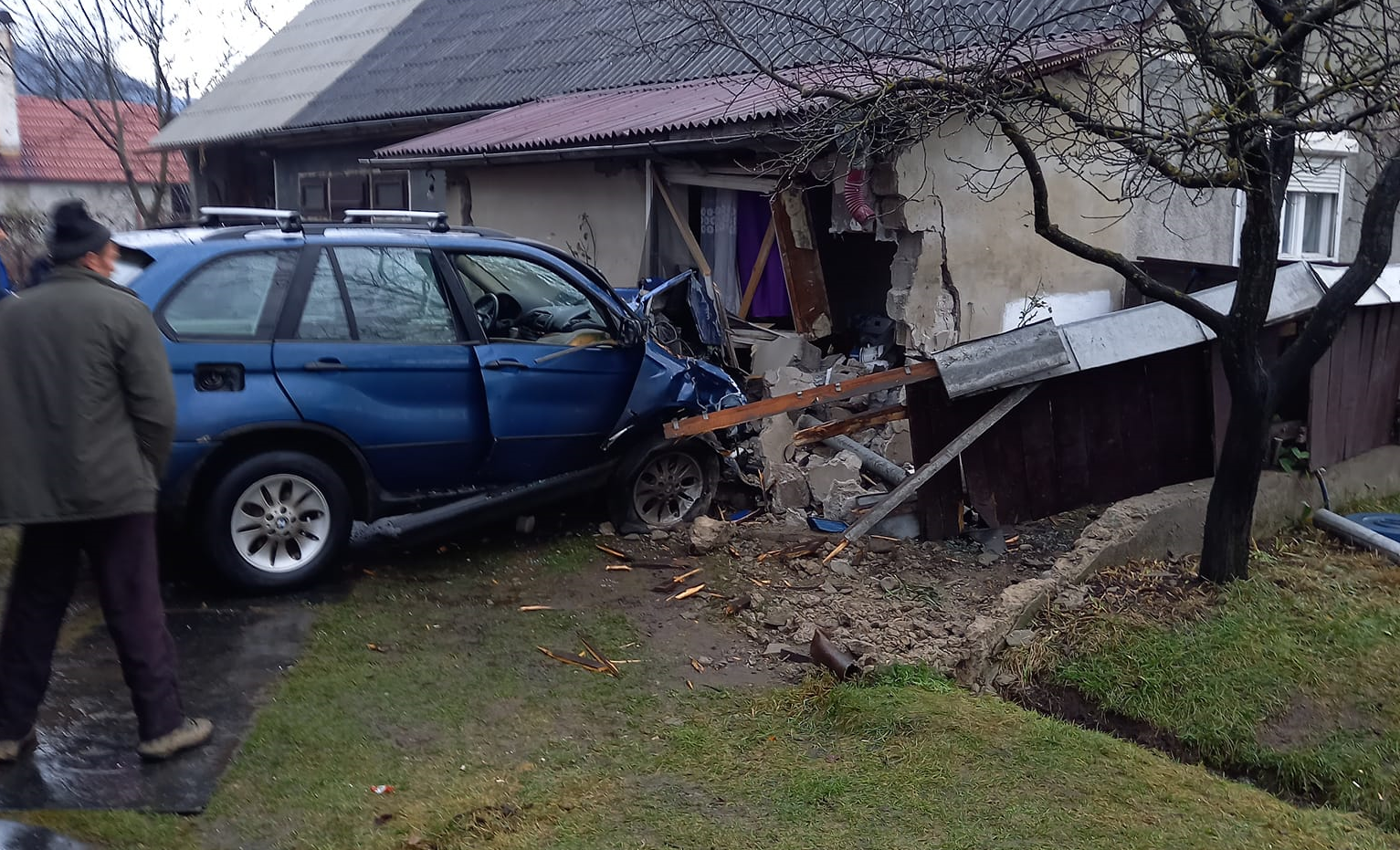 FOTOGALERIE. Puștan cu BMW-ul direct în casă. O parte s-a prăbușit, locatarii s-au salvat