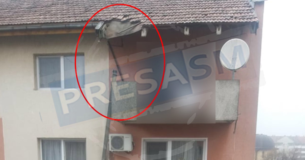 FOTO. Acoperiș periculos! Țigle care stau să cadă și burlan desprins, la un bloc din Carpați II