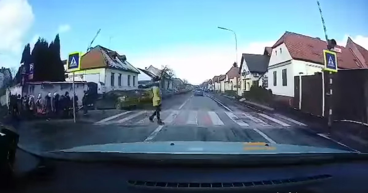 VIDEO. Copii de grădiniță păziți de educatoarea la trecerea străzii. Un șofer inconștient trece în viteză peste zebră