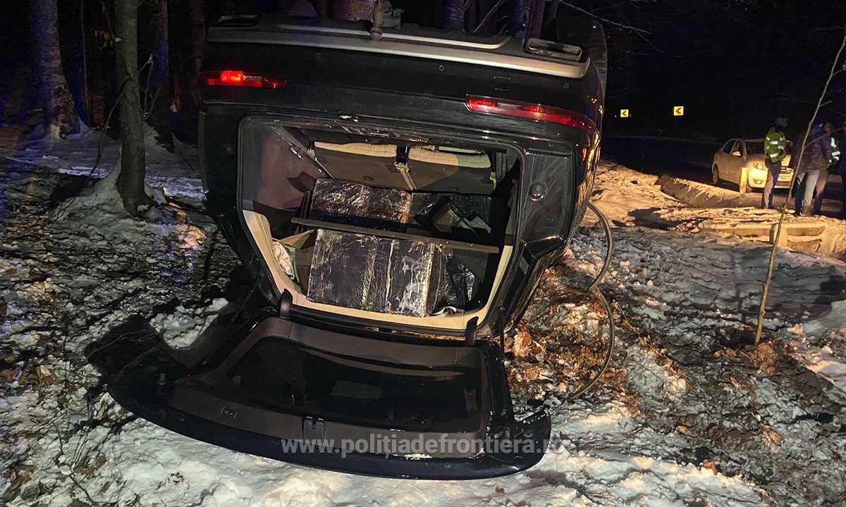 FOTO/VIDEO. Urmărire pe șoselele din județul vecin. Un șofer s-a răsturant cu mașina. Polițiștii i-au confiscat și automobilul