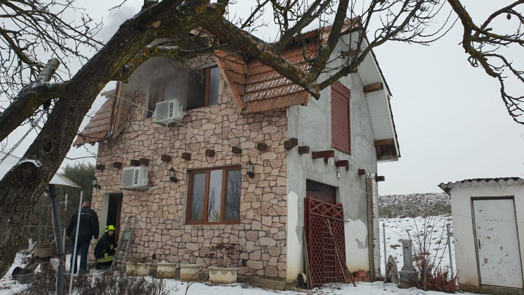 FOTOGALERIE. Incendiu la o vilă din Păulești. Pompierii au evitat un dezastru