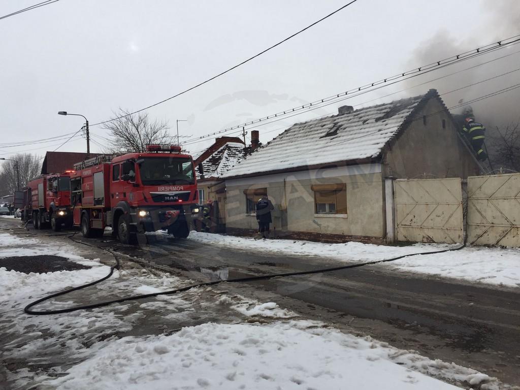 FOTO/VIDEO. Incendiu la o casă în municipiul Satu Mare. Degajare mare de fum
