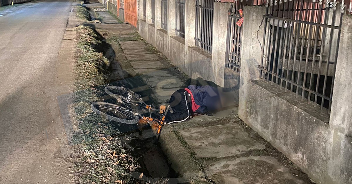 FOTO. Incident mortal! Sătmărean căzut lângă bicicletă, pe trotuar, cu capul de asfalt