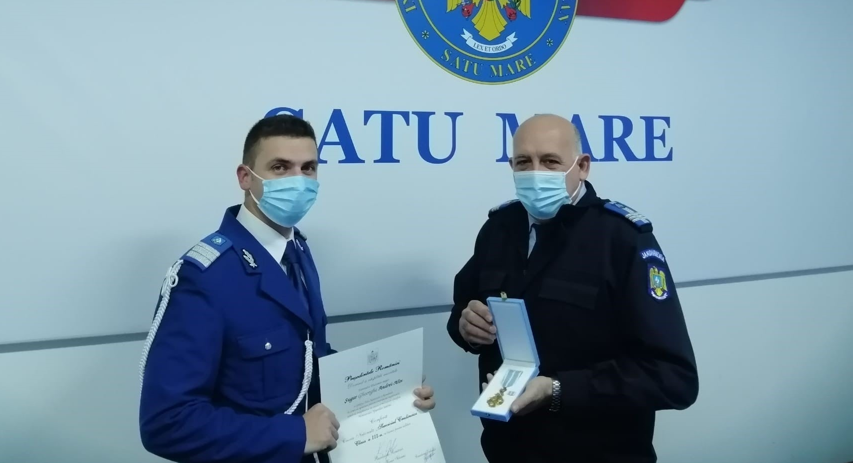 FOTO. Jandarm din Satu Mare recompensat pentru curaj chiar de președintele României
