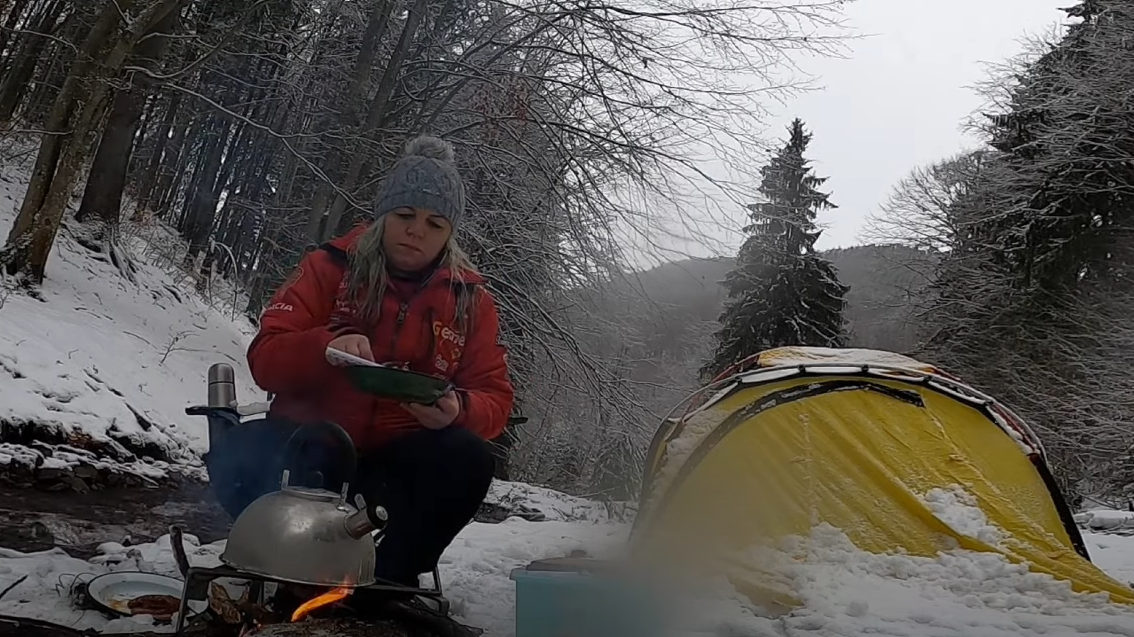 VIDEOREPORTAJ. Povestea sătmărencei care experimentează singură supraviețuirea în pădure