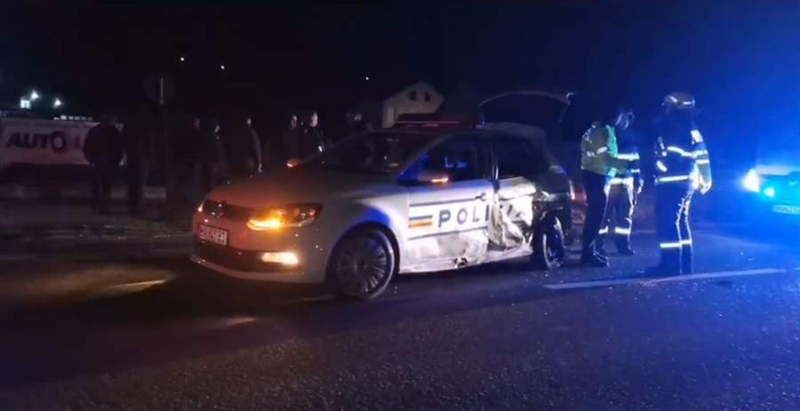 FOTO. Mașină de poliție, cu radar, lovită de un șofer. Conducea cu 185 km/h. Doi polițiști răniți