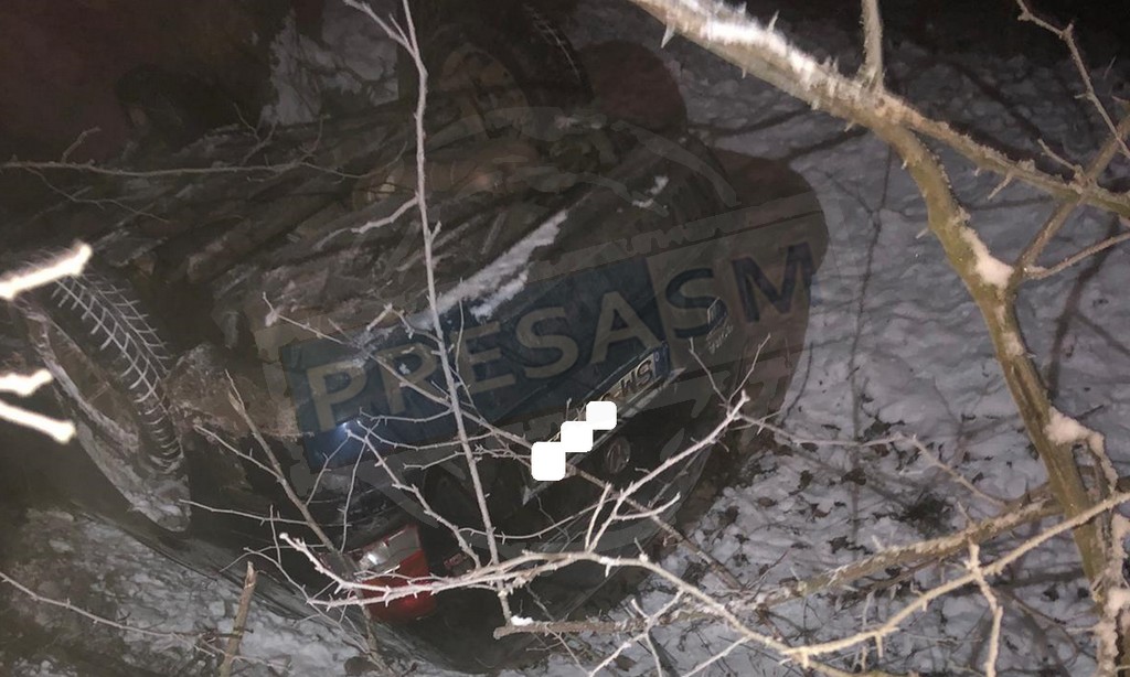 FOTO. Accident lângă mănăstire. Un sătmărean s-a răsturnat cu mașina în șanț