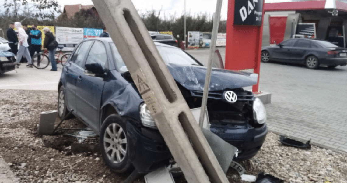 O tânără șoferiță a ajuns cu mașina într-un stâlp, în municipiul Satu Mare. O pasageră a fost rănită