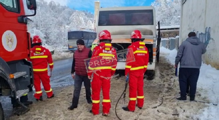 FOTO/VIDEO. Un autobuz, care transporta zeci de copii din Satu Mare, a luat foc