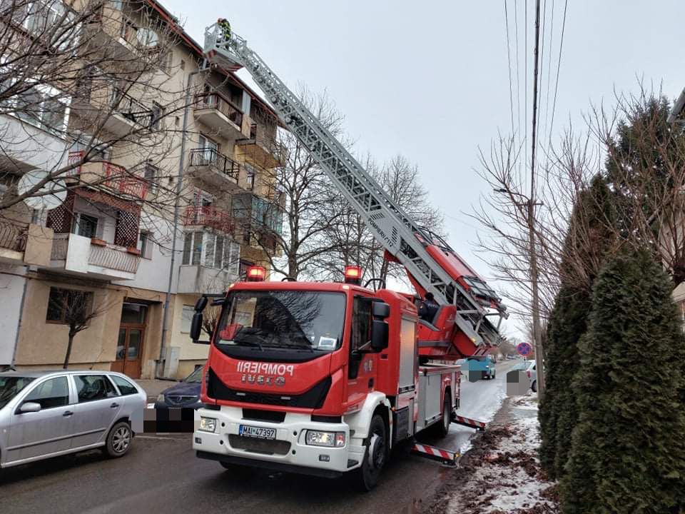 FOTO. Pericol la un bloc din Carei. Pompierii au intervenit cu scara la etajul 4