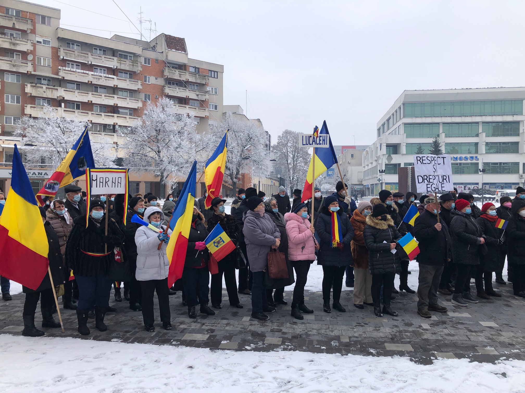 PROTEST. Românii ies în stradă, în fața Prefecturii Satu Mare! ”Ne-am săturat!”