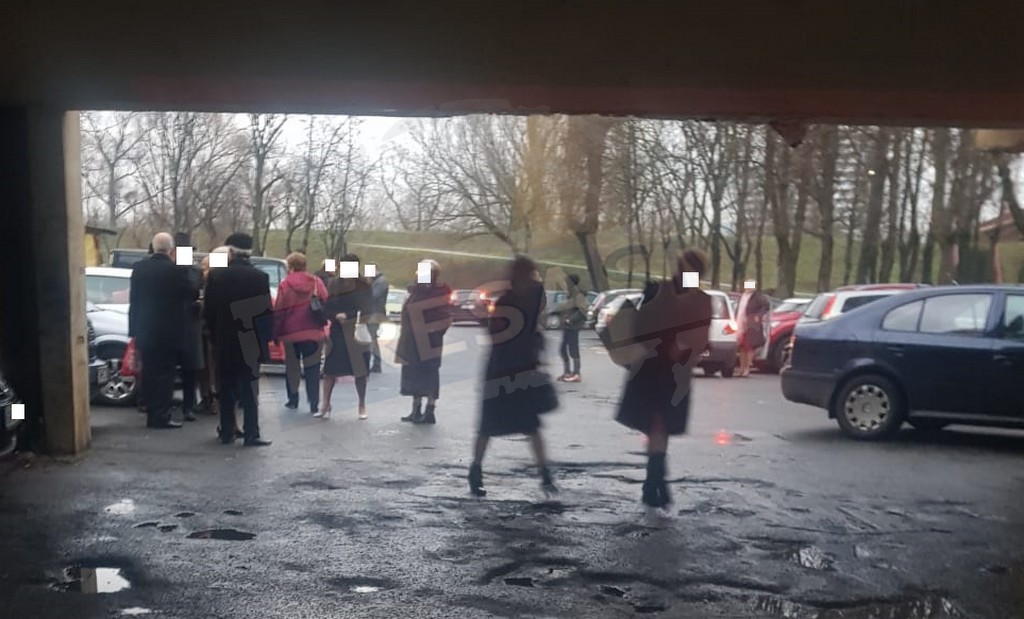 FOTO. Războiul pensionarilor din Satu Mare. S-au ”sifonat” la Poliție, care le-a oprit Revelion