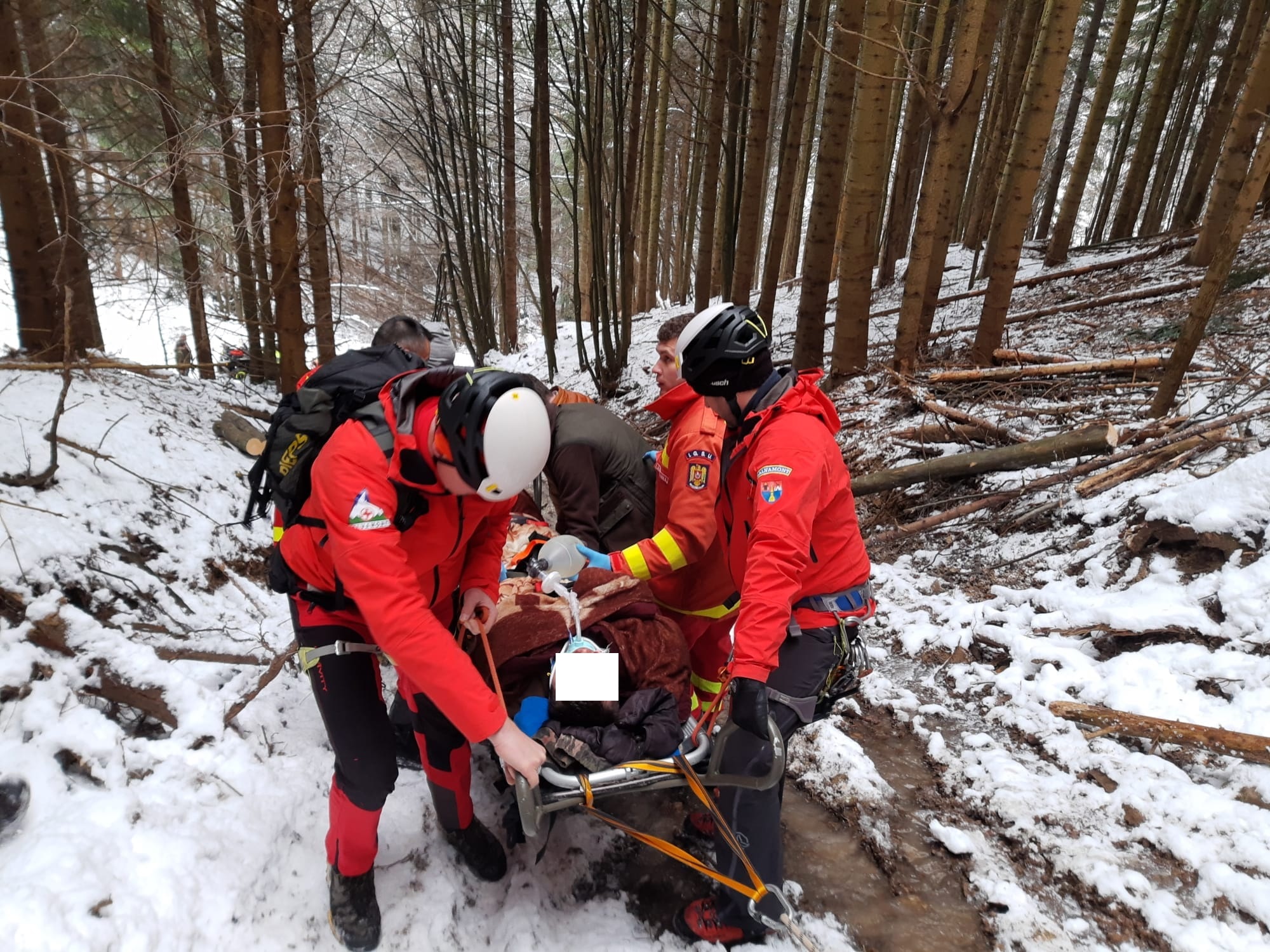 FOTO/VIDEO. Bărbat rănit grav, salvat din pădure de salvamontiștii din Satu Mare și Maramureș