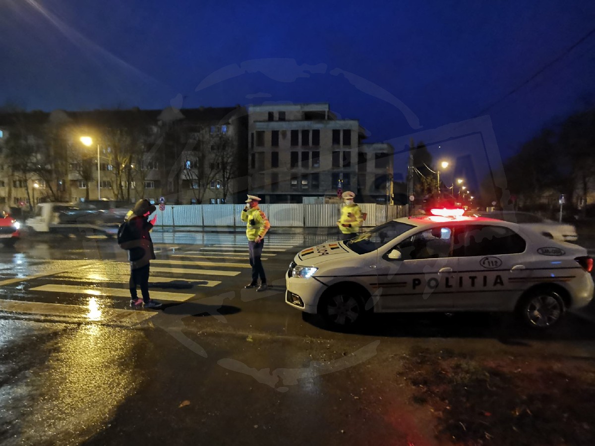 FOTO. Sătmăreanul luat pe capotă de o mașină a bătut palma cu șoferul. Dar poliția a deschis dosar penal