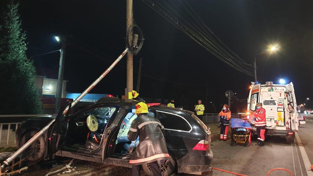 FOTO. A băut în benzinărie, apoi s-a oprit cu BMW-ul în stâlp, pe Drumul Careiului. Pasager încarcerat