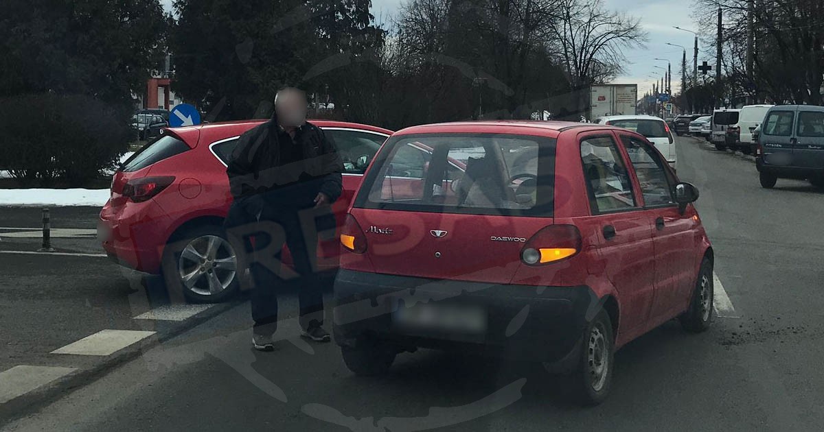 FOTO Accident pe B-dul Cloșca. Bunic într-un Matiz, lovit de o șoferiță, cu un Opel