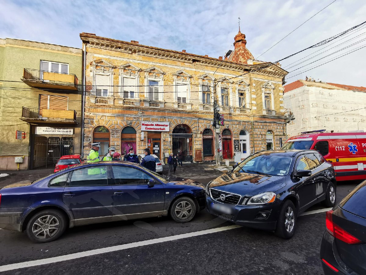 FOTO. Accident în municipiul Satu Mare. Coliziune între două automobile. Traficul în zonă este afectat