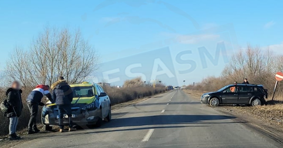 FOTO/VIDEO. Coliziune între un Renault și un taximetru, lângă Aeroportul Satu Mare