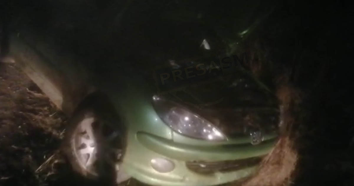 FOTO. Șofer fără permis cu mașina în șanț. Victima, proiectată din mașină