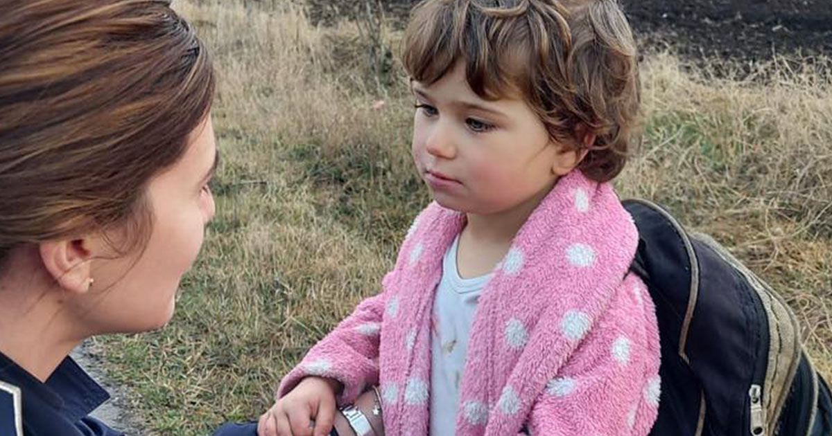 FOTO. Misiune mai puțin obișnuită pentru polițiștii dintr-un județ al țării. Au găsit o fetiță de trei ani, în haine de casă, pe marginea drumului