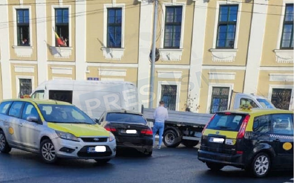 FOTO. Mai greu cu prioritatea! BMW direct într-o autoutilitară, în centrul Sătmarului