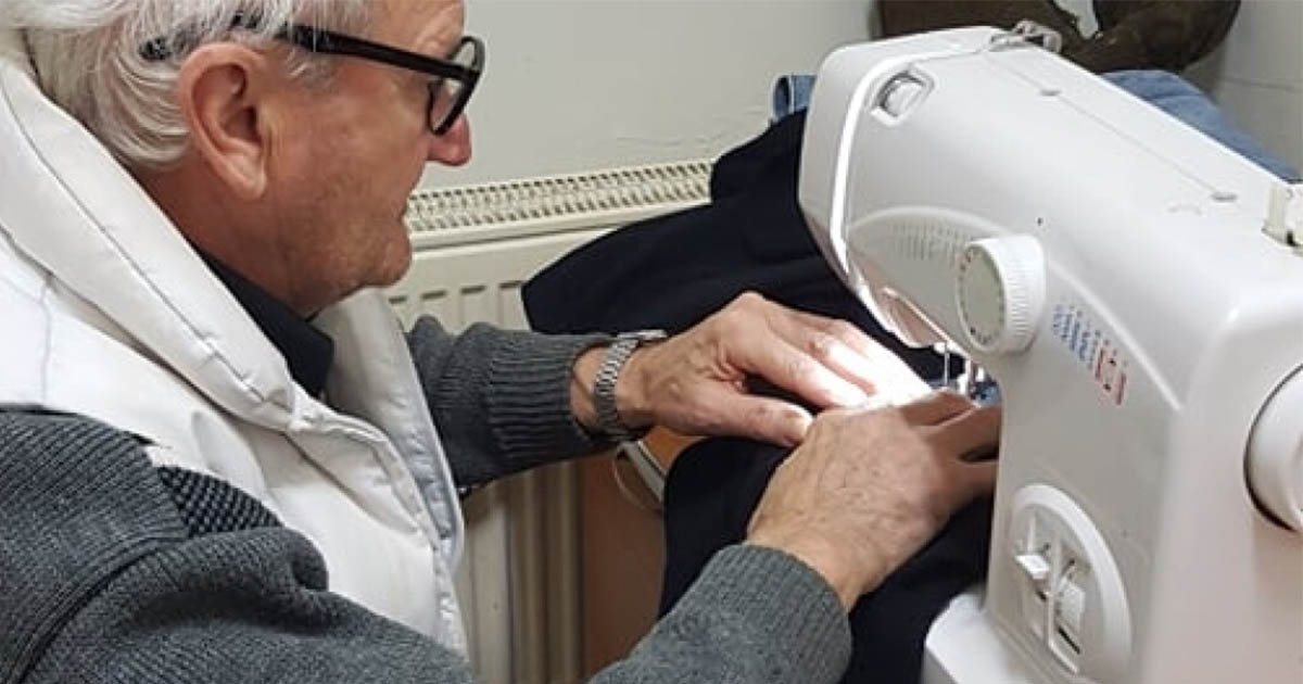 FOTO. Bunicul (64 ani) din Satu Mare fără adăpost, dar care iubește să muncească