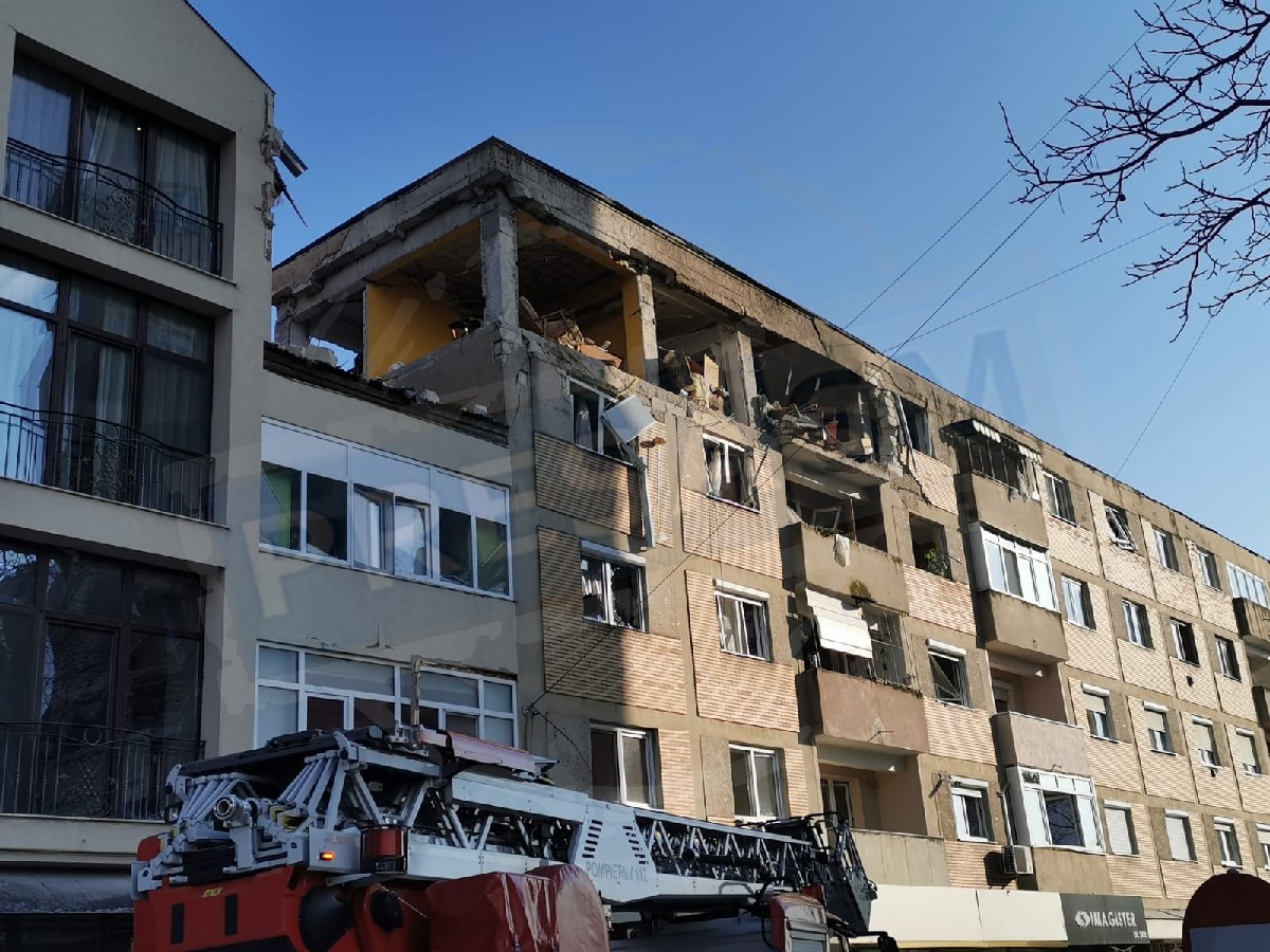 FOTO/VIDEO. Mobilizare la Primăria Carei pentru sprijinirea locuitorilor din blocul afectat de explozie