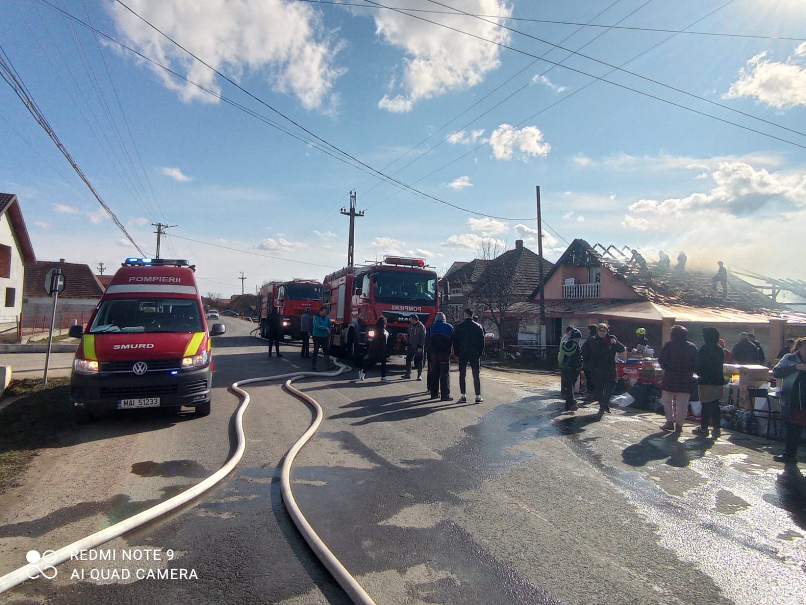 FOTO/VIDEO. Incendiu devastator la un magazin alimentar din județul Satu Mare