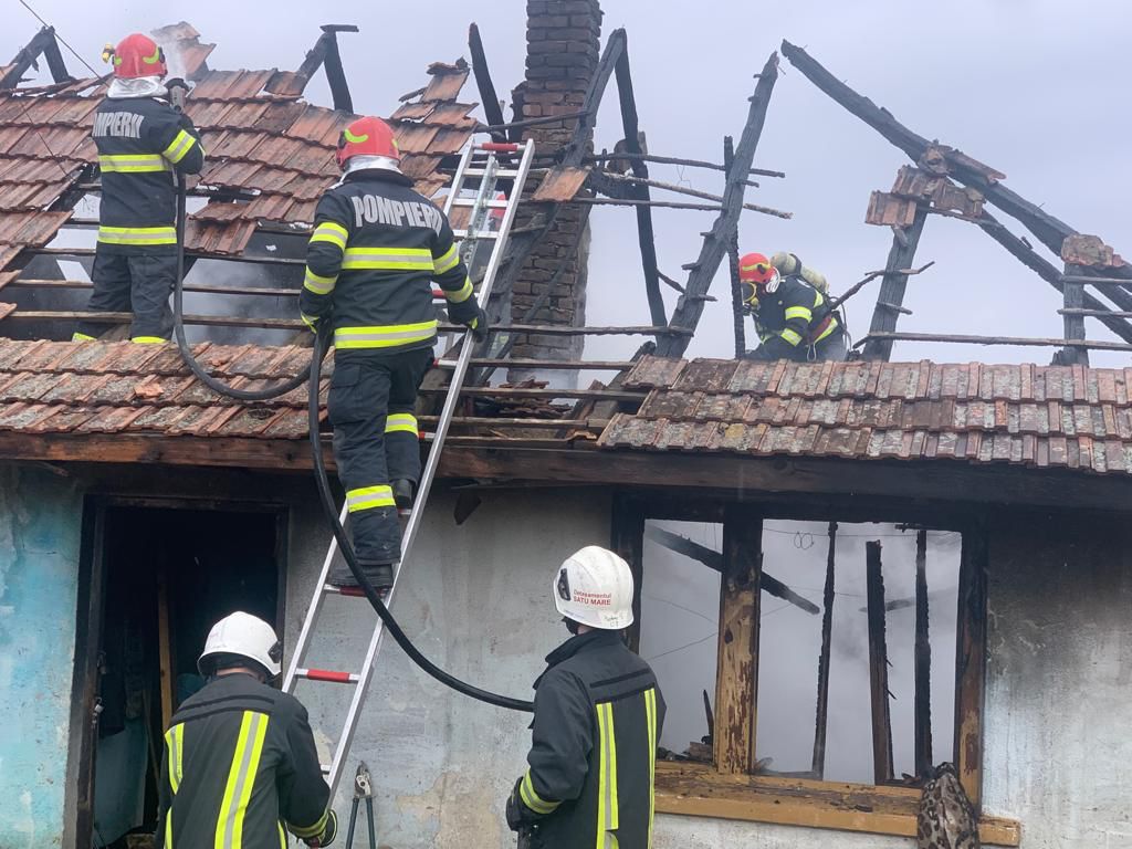 FOTO/VIDEO. Incendiu în județul Satu Mare. Acoperișul a fost cuprins de flăcări. Mobilizare a pompierilor