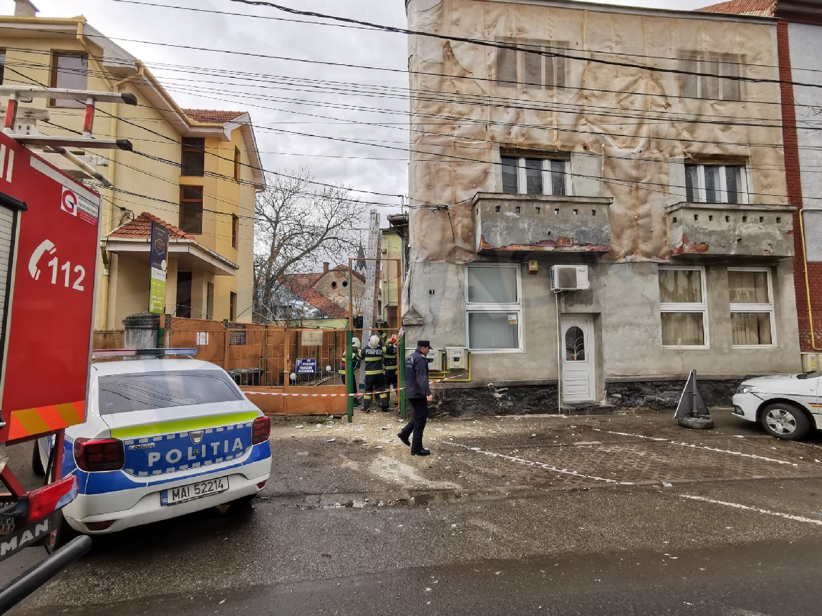 FOTO/VIDEO. Pericol lângă sediul Poliției. O autospecială, la un pas să fie avariată